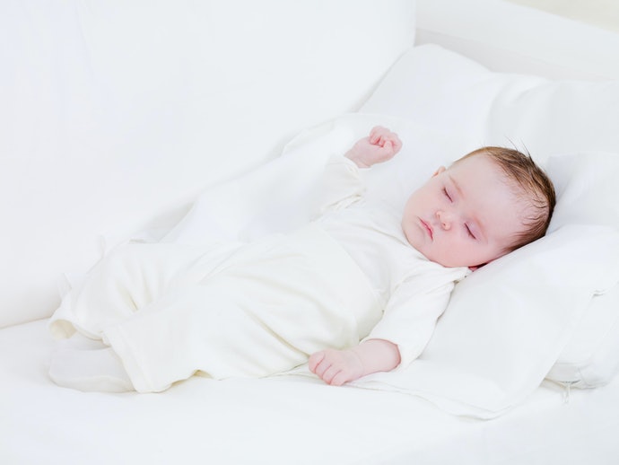 วิธีป้องกันกรดไหลย้อนในเด็กโดยใช้เบาะนอนกันกรดไหลย้อน 